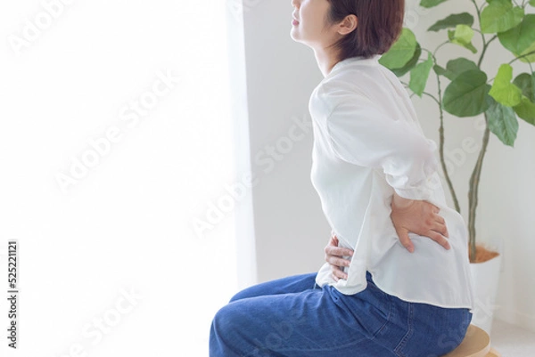Obraz 腰が痛い女性