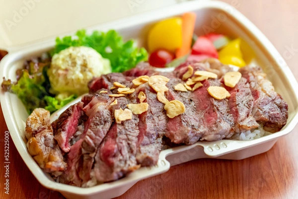 Obraz テイクアウト用の容器に入ったステーキ弁当