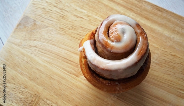 Obraz 木のボードに置かれたシナモンロール