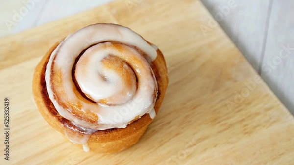 Obraz 木のボードに置かれたシナモンロール