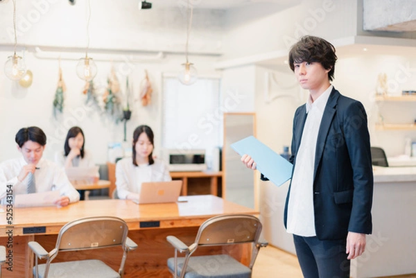 Obraz シェアオフィスで勤務をするビジネスマン