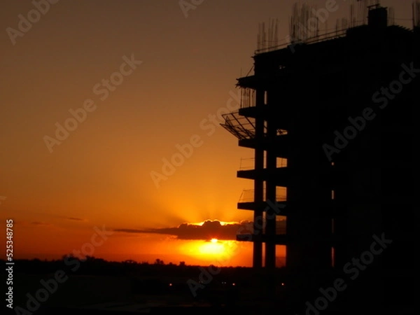 Obraz Atardecer con un edificio