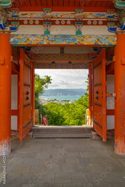 Obraz 紀州東照宮の楼門から見た和歌浦の景色