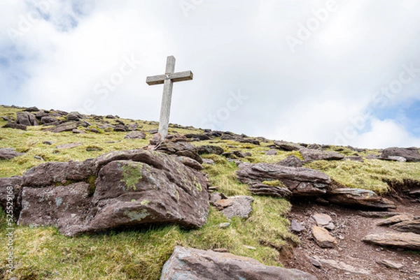 Fototapeta The eleventh cross on the West Side Pilgrim's Trail up Mount Brandon in County Kerry, Ireland