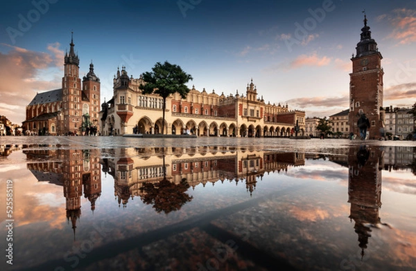 Obraz rynek główny w krakowie z widokiem na sukiennice, bazylikę mariacką w naturalnym lustrze.
