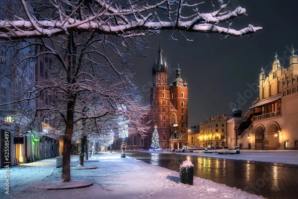 Fototapeta The main square in Krakow with a view of the cloth hall and St. Mary's Basilica in winter. Rynek główny w krakowie z widokiem na sukiennice, bazylikę mariacką w zimie. 