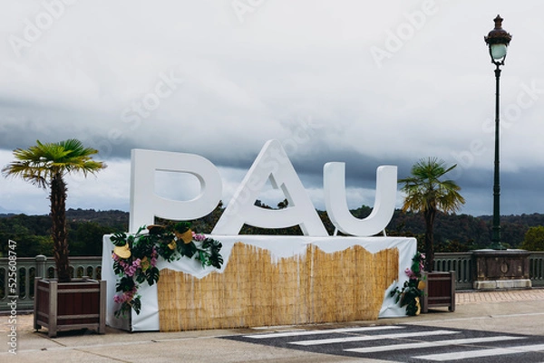Fototapeta Ville de Pau, letters with name of the city on boulevard des pyrénées at cloudy day