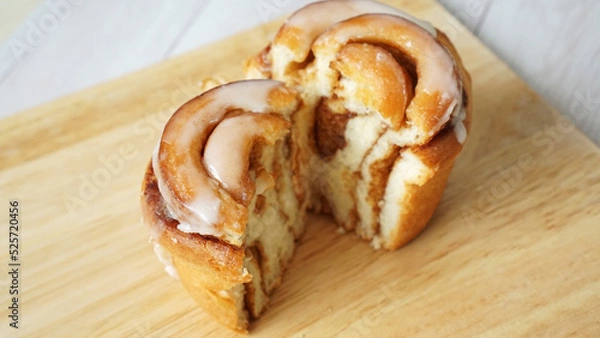 Obraz 半分にカットしたシナモンロールの断面