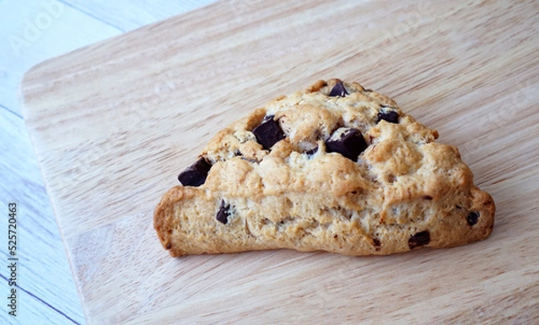 Obraz 木のボードに置かれチョコチップスコーン