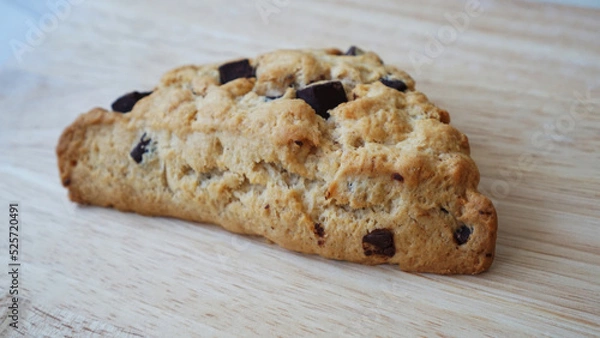 Obraz 木のボードに置かれチョコチップスコーン
