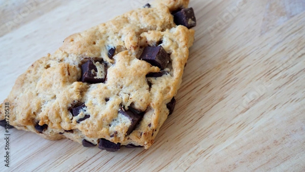 Obraz 木のボードに置かれチョコチップスコーン