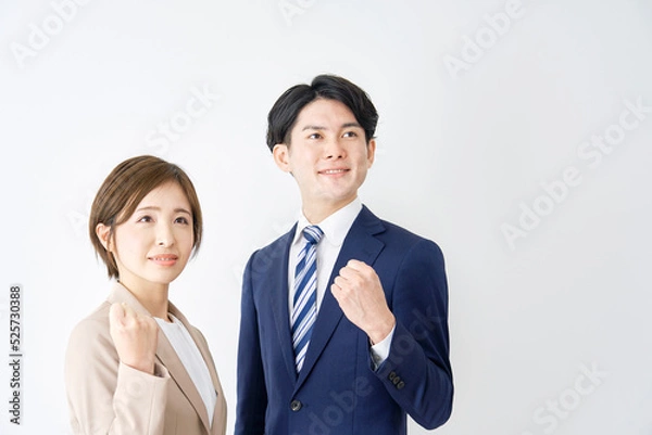 Fototapeta 白背景でガッツポーズするビジネスウーマンとビジネスマン　コピースペースあり