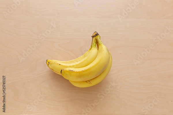 Fototapeta テーブルに置かれたバナナ（一房）