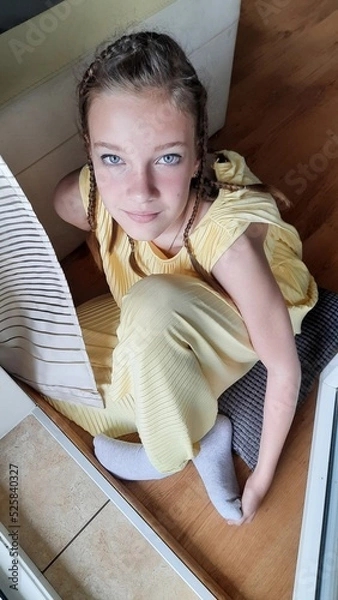 Obraz woman sitting on sofa