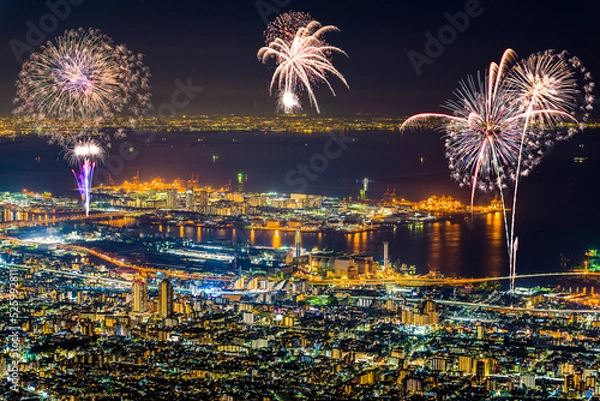 Obraz 六甲から見た神戸市街地と大阪湾の夜景に打ちあがる花火。合成写真