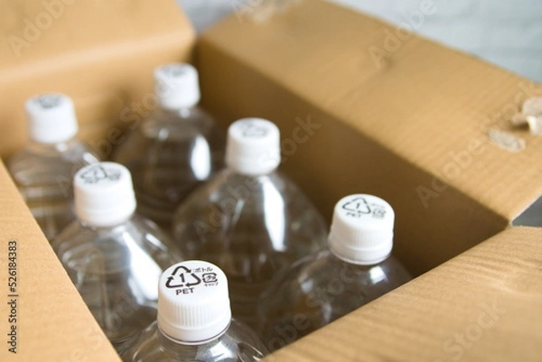 Obraz 段ボールに入った水ペットボトルの左寄りの写真