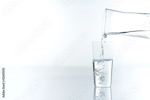 Obraz コップに水を注ぐ