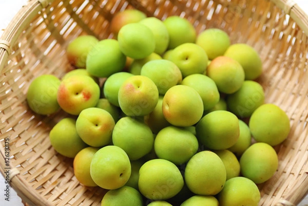 Fototapeta 竹ざるに収穫された梅の実