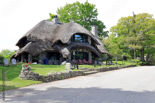 Obraz House with mushroom cap style roof in Charlevoix Michigan