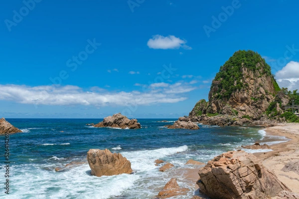 Fototapeta 【新潟県村上市：笹川流れ・蓬莱山】笹川流れ蓬莱山は天下の奇勝。キャンプ、海水浴客、釣り人で賑わう。