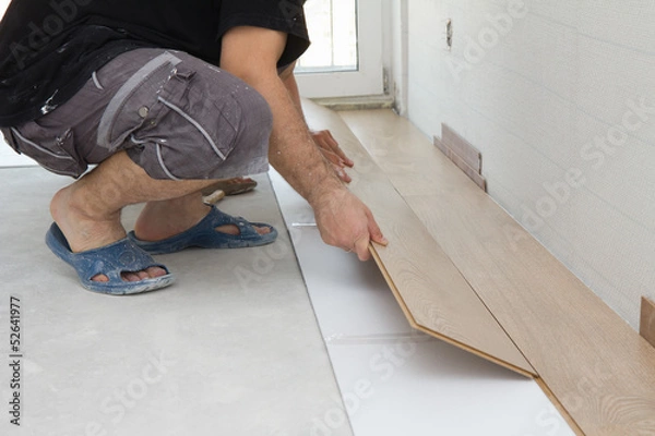 Obraz Worker assembling laminate floor