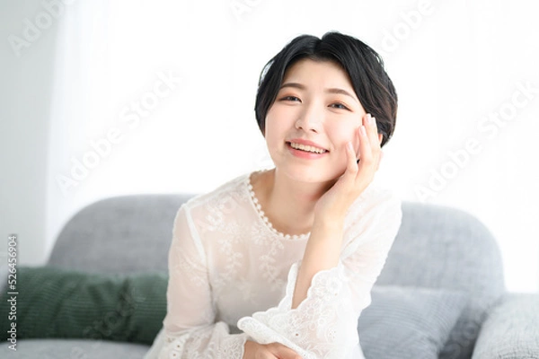Fototapeta ソファでお肌を気にする女性　