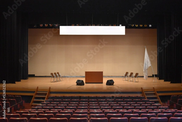 Obraz 音楽ホール、芸術会館、式典、演台、登壇、マイク、客席、人前、司会
