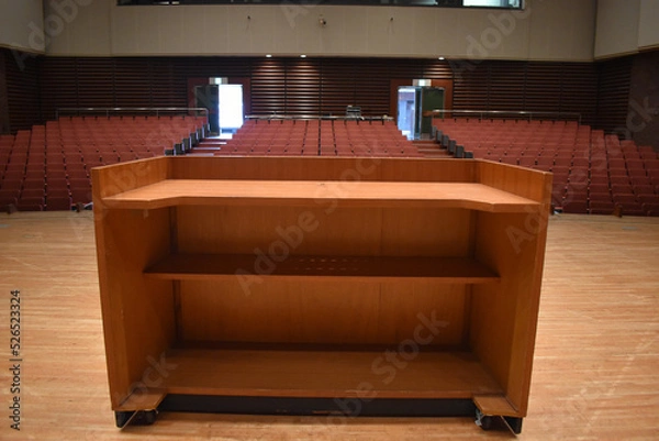 Obraz 音楽ホール、芸術会館、式典、演台、登壇、マイク、客席、人前、司会