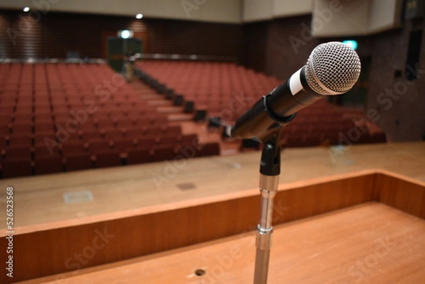 Obraz 音楽ホール、芸術会館、式典、演台、登壇、マイク、客席