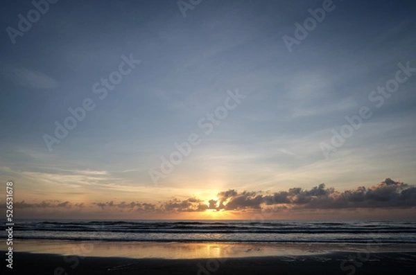 Obraz An early morning sunrise at the beach.