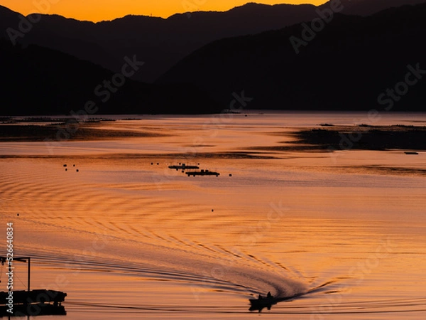 Fototapeta 夕焼けに染まる入り江の風景