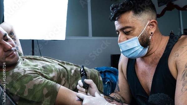 Obraz Tattooist and client