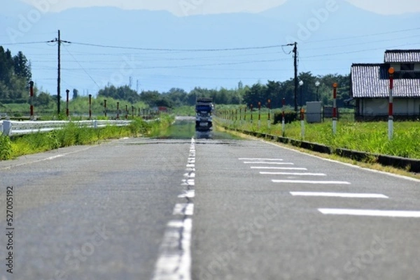 Obraz 直線道路、蜃気楼、まぼろし、陽炎、トラック、乗用車、水田、田舎道