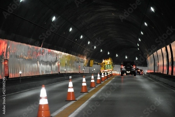 Obraz トンネル、右側通行、左ハンドル、工事中