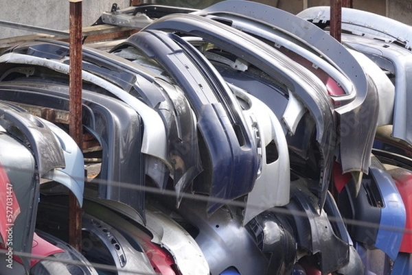 Fototapeta Autoteile auf einem Schrottplatz