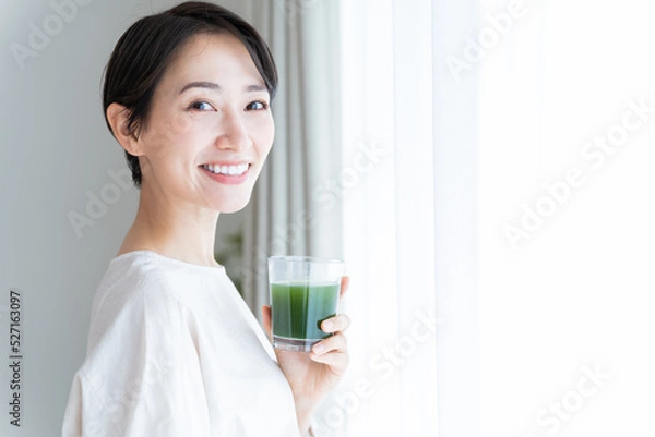 Fototapeta 青汁を持つ日本人女性