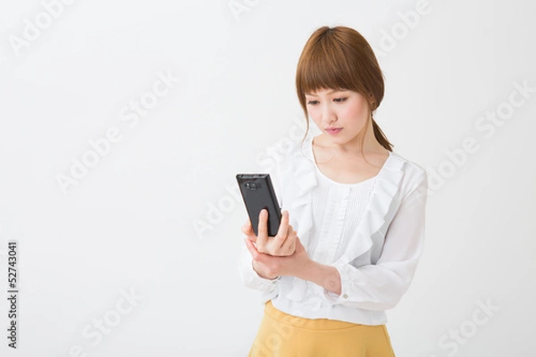 Fototapeta スマートフォンを見る女性　ビジネス
