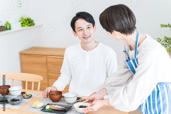 Fototapeta 食事を準備する日本人女性