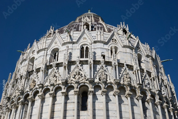 Fototapeta Pisa, Tuscany, Italy 08-28-2022. Details the architecture of the Pisa Baptistery, dedicated to Saint John the Baptist, faces the cathedral at the western end of the Piazza dei Miracoli.