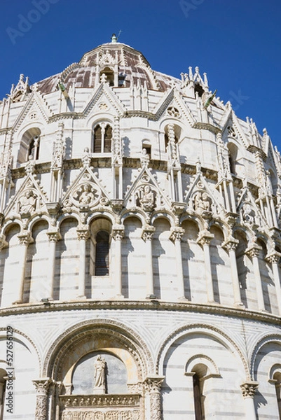 Fototapeta Pisa, Tuscany, Italy 08-28-2022. Details the architecture of the Pisa Baptistery, dedicated to Saint John the Baptist, faces the cathedral at the western end of the Piazza dei Miracoli.