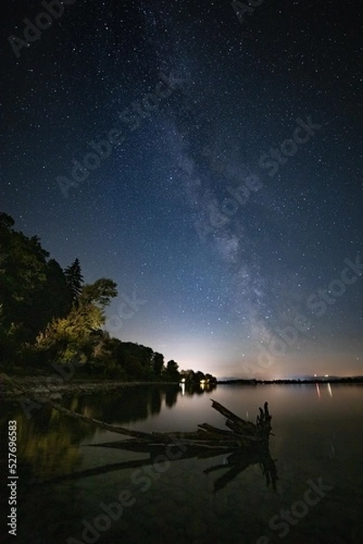 Obraz Ast im Wasser berührt die Milchstraße