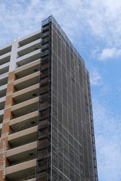 Fototapeta 縦写真　マンション　集合住宅　外壁工事　足場　大規模修繕
