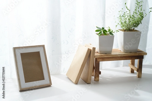 Fototapeta 窓際で育てる観葉植物と写真立て
