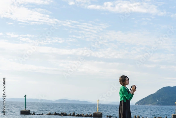 Fototapeta 海で撮影するカメラ女子