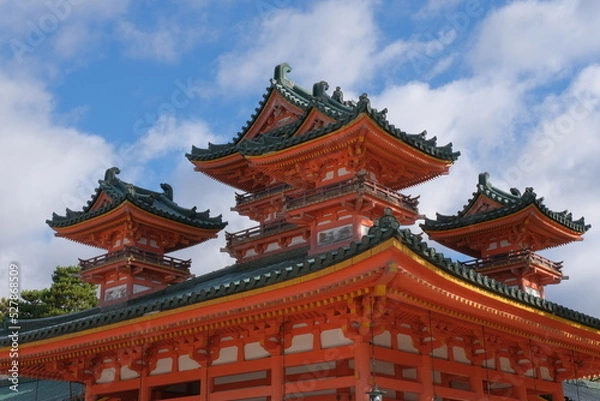 Fototapeta vermillon pagoda of the Heian shrine in Kyoto, Japan, on a bright sunny day with a blue sky