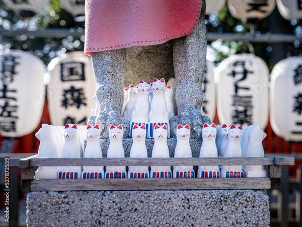 Fototapeta collection of statues of cute inari foxes at a japanese shinto shrine in tokyo, Japan 