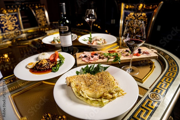 Obraz 먹을것, 식당, 레스토랑, 식사, 탁자, 샐러드, 와인, 점심, 요리, 고기, 미식가, 건강한, 글라스, 야채, 맛있는, 먹기,와인잔,건강식,채소,살라미,소세지,햄,유럽,맛집,메뉴,푸드,food,접시,깔끔한,깔끔,풍족한,풍족,힐링음식