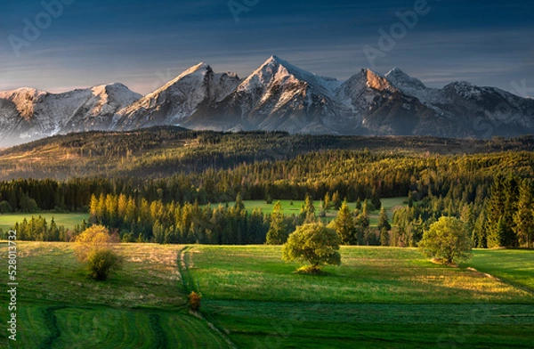 Fototapeta Jesień pod Tatarami. Widok z przełęczy nad łapszanką na Podhale, Spisz i góry. Barwy i kolory jesieni. Autumn under the Tatars. View from the pass over the roundabout to Spisz and the mountains.