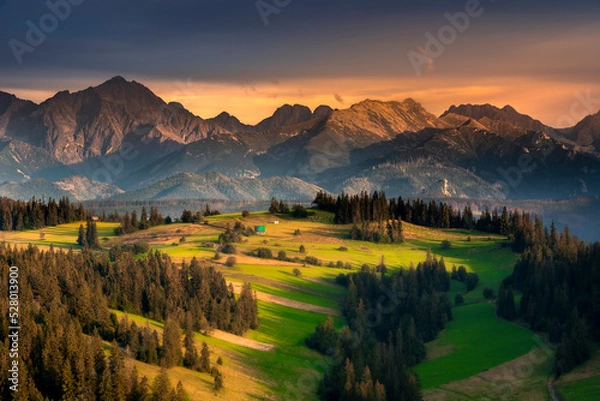 Fototapeta Jesień pod Tatarami. Widok z Gliczarowa Górnego na Podhale i góry. Barwy i kolory jesieni. Autumn under the Tatars. View from Gliczarów Górny to Podhale and the mountains. Colors and colors of fall.