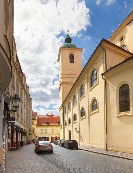Obraz Jakubska street and the Basilica of St James (Bazilika sv. Jakuba). Prague, Czech Republic